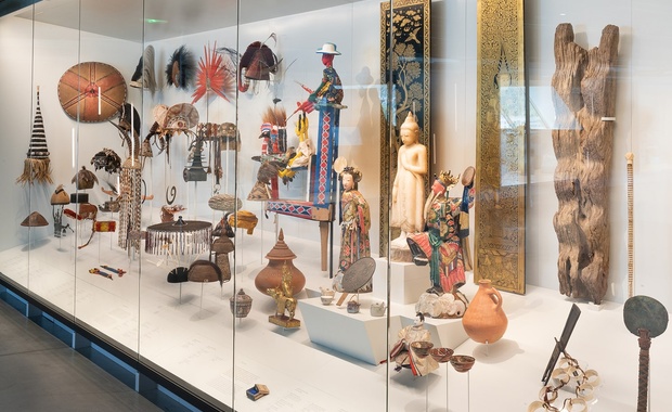 vitrine Galerie Émile Guimet