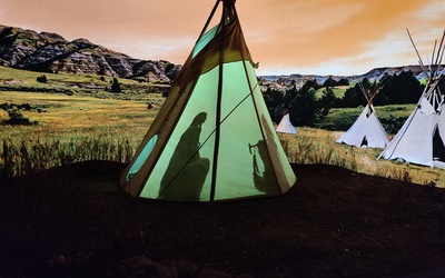 Montage exposition Sur la piste des Sioux