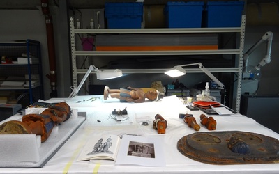 Le groupe sculpté dédié en Shango, en cours d’étude et avant sa restauration