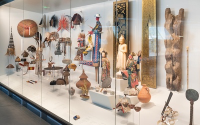 vitrine Galerie Émile Guimet