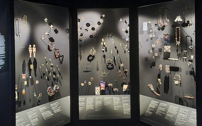 Vitrine amulettes, exposition Magique