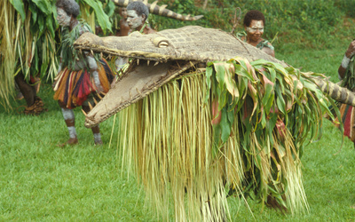 Masque de crocodile en rotin