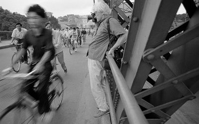 Marc Riboud sur le pont Zhuhai Canton, Chine 1993 