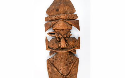 Section d’une planche d’étage sculptée, dite « planche à rêves »