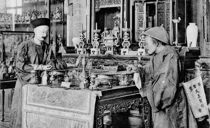 Vue d’une exposition au musée Guimet de Lyon sur une cérémonie chinoise devant les tablettes des ancêtres : carte postale (sans date)