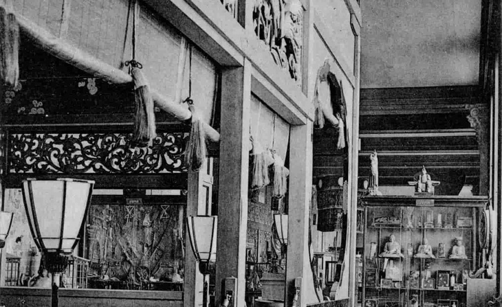 Vue d’une salle de réception japonaise du Shiogoun Taï-Ko dans une exposition au musée Guimet de Lyon : carte postale (sans date)