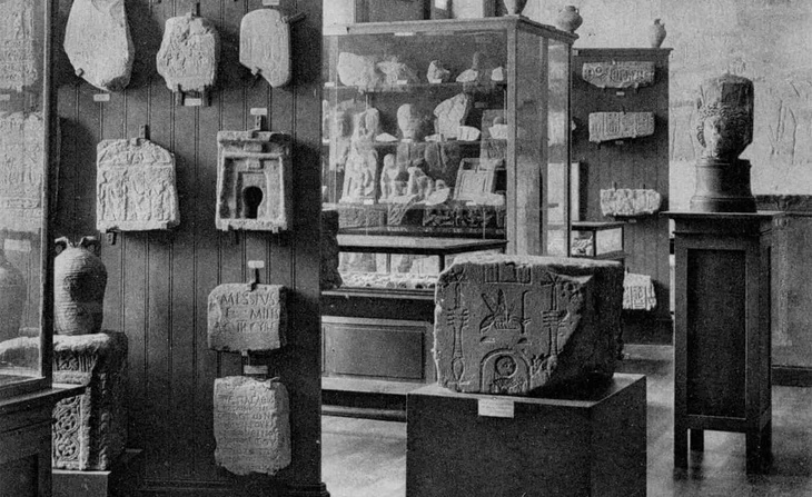 Présentation d’objets collectés dans les fouilles de Koptos en Égypte dans une exposition du musée Guimet de Lyon : carte postale (sans date)