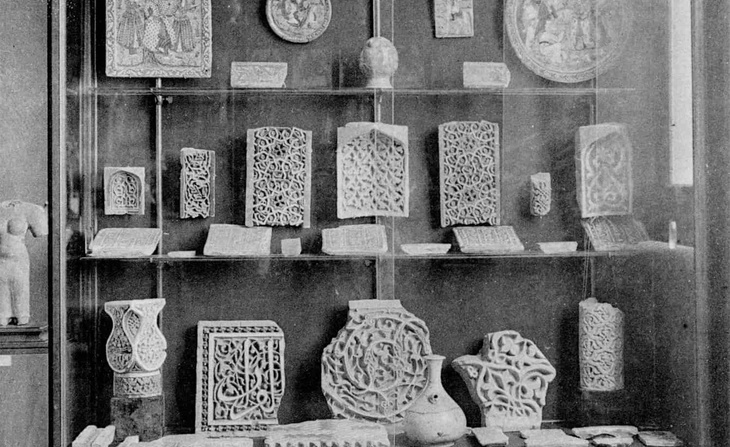 Vue d’une vitrine d’exposition de faïences de Perse au musée Guimet de Lyon : carte postale (sans date)