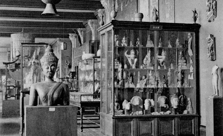 Vue d’une vitrine d’exposition de la collection chinoise Döhring au musée Guimet de Lyon : carte postale (sans date)
