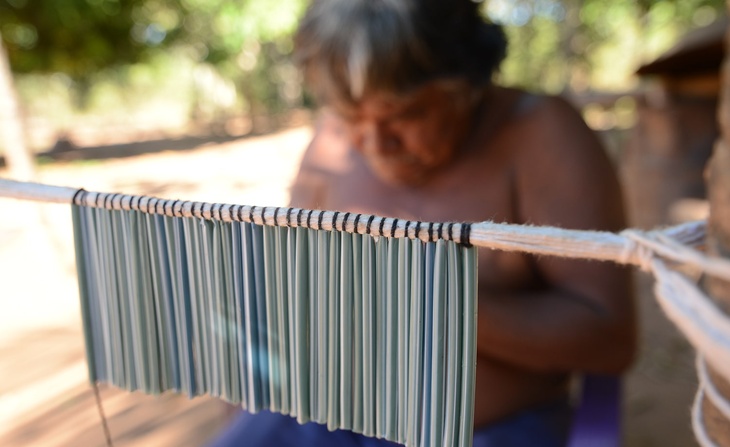Artisanat des hommes : réalisation d’une coiffe avec pailles en plastique