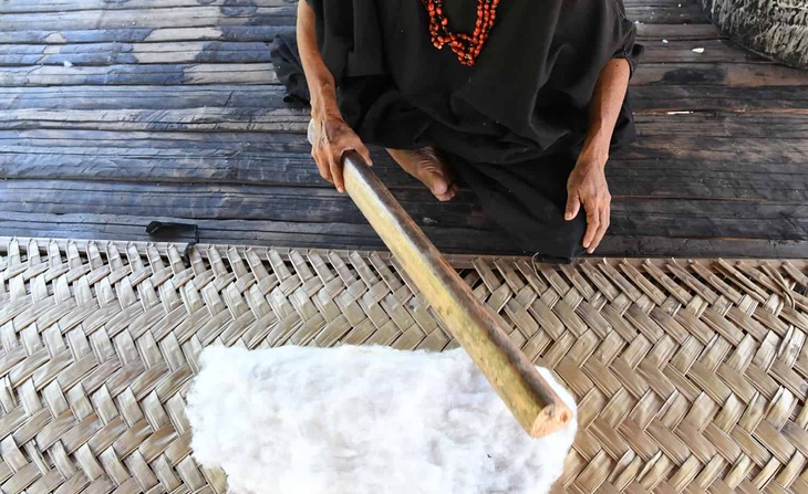 Battage du coton pour la réalisation d’une Cushma masculine