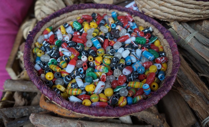 Perles sur un étal du marché d’Isotry-Petite Vitesse