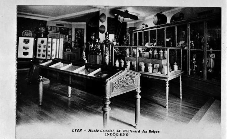 Vue de vitrines d’exposition du Musée Colonial de Lyon : carte postale (sans date)