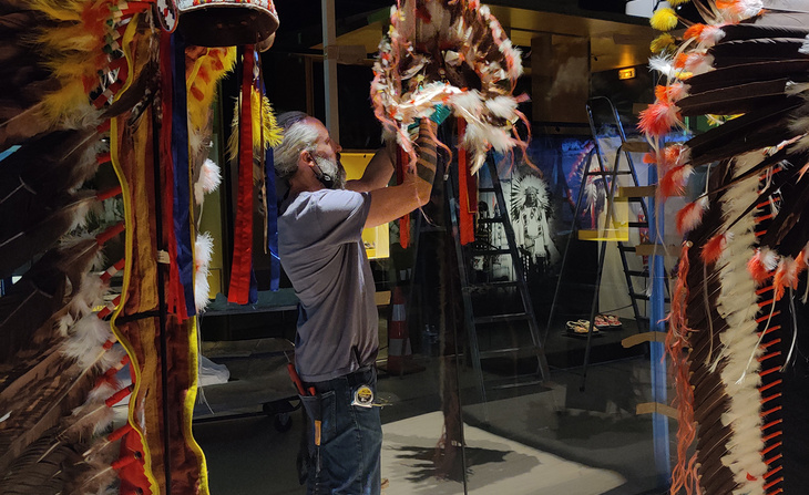 Montage de l'exposition Sur la piste des Sioux