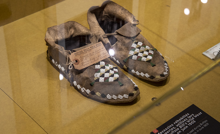 Mocassins présents dans l'exposition Sur la piste des Sioux