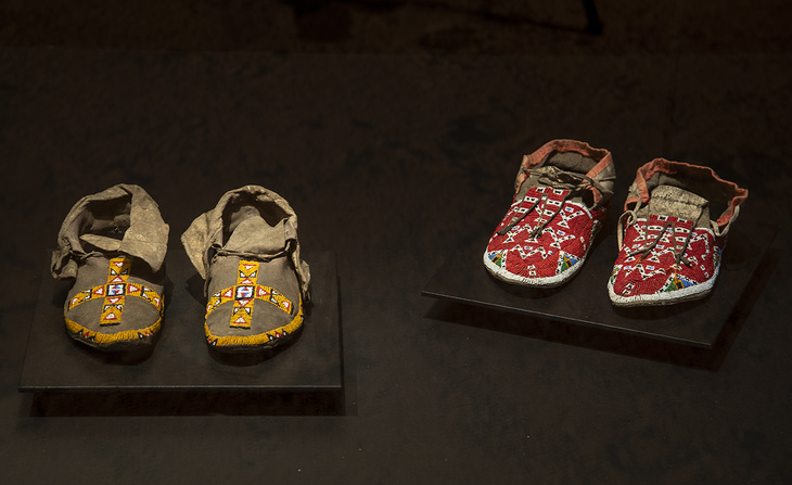 Mocassins présents dans l'exposition Sur la piste des Sioux