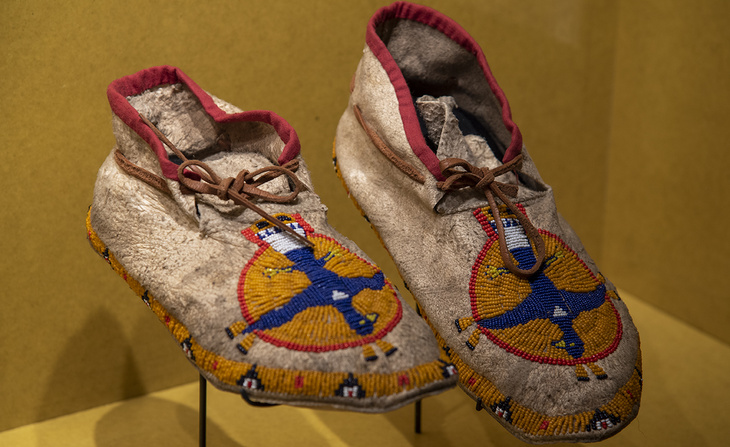 Mocassins présents dans l'exposition Sur la piste des Sioux
