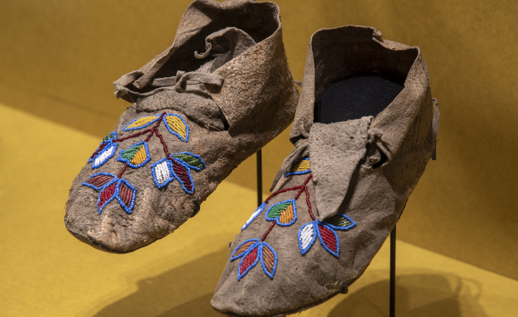 Mocassins présents dans l'exposition Sur la piste des Sioux