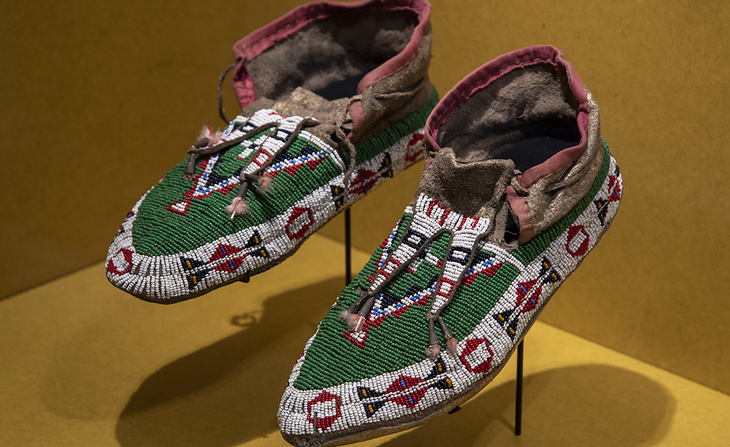 Mocassins présents dans l'exposition Sur la piste des Sioux