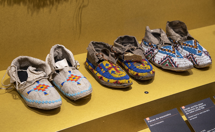 Mocassins présents dans l'exposition Sur la piste des Sioux