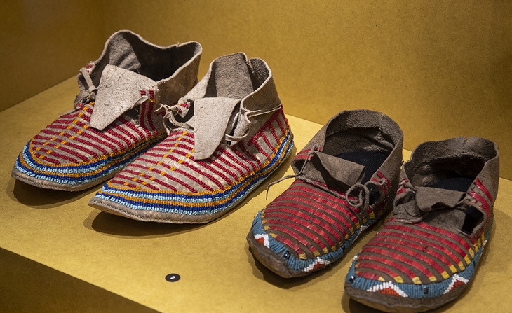 Mocassins présents dans l'exposition Sur la piste des Sioux
