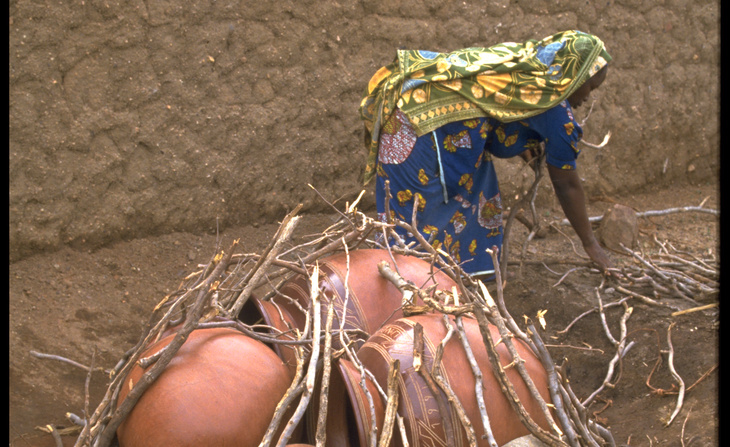 Cuisson de grandes poteries à Boula Ibib (Cameroun) en 1994