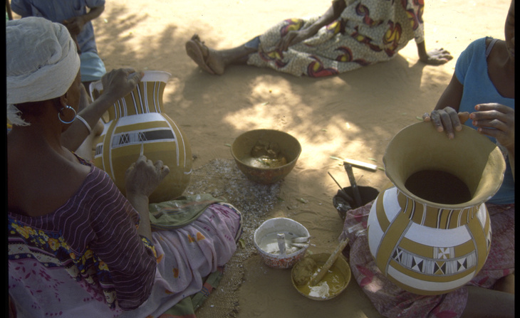 Décoration de poteries à Banibangou (Niger) en 1992.