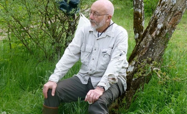Portrait de Marc Tronquet assis dans un bois (sans date).