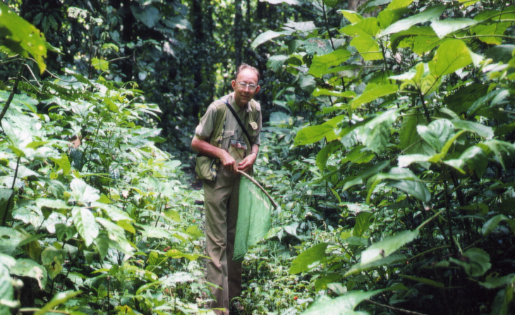 Portrait de Jean Poulard tenant son filet à papillon sur un site de collecte en Équateur (1984)