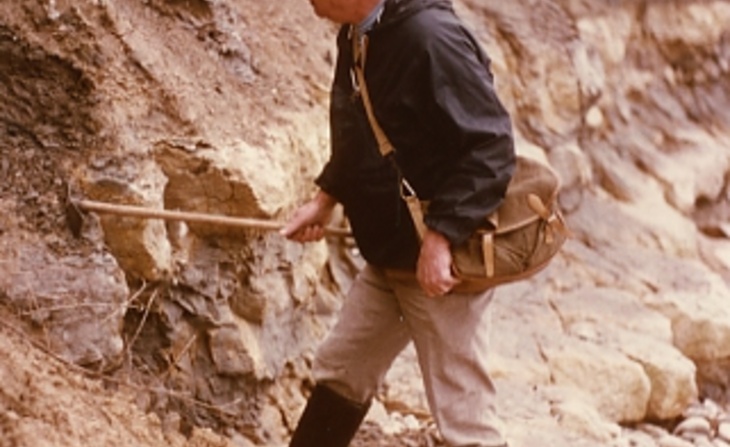 Vue de Jean Balazuc en pleine collecte dans les falaises du Calvados (1979).