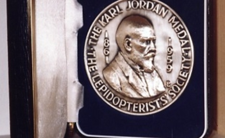 La « Karl Jordan medal » que Claude Lemaire a reçue en 1999 de la Lepidopterist's Society (sans date).