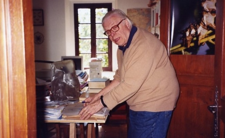 Portrait de Claude Lemaire dans son bureau-laboratoire à son domicile de la Croix des Baux à Gordes (1999).