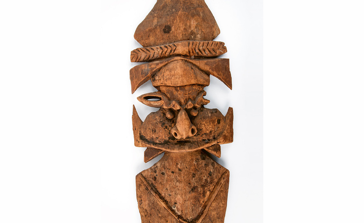 Section d’une planche d’étage sculptée, dite « planche à rêves »