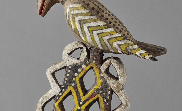 Détail d'une sculpture en bois représentant un oiseau