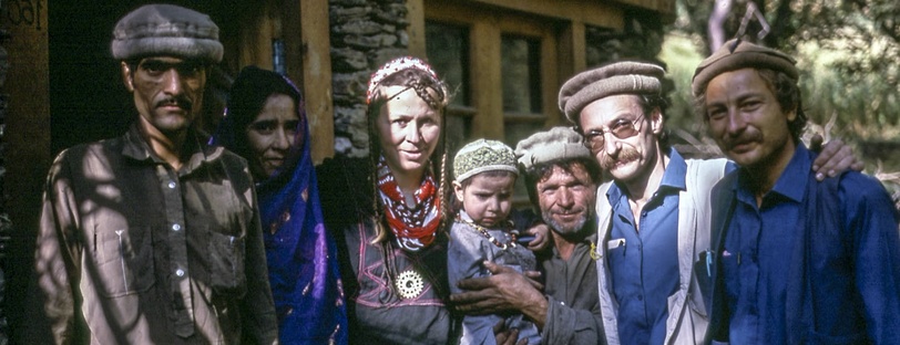 Portrait de groupe avec de gauche à droite un couple Kalash, Viviane Lièvre, un homme portant un enfant, Hervé Nègre et Jean-Yves Loude