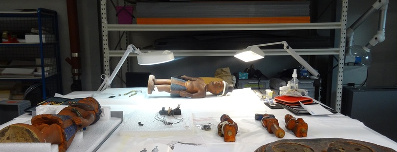 Le groupe sculpté dédié en Shango, en cours d’étude et avant sa restauration