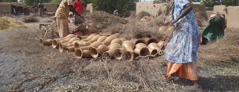 Décoration à chaud d'une poterie à Kalabougou (Mali) en 2010.