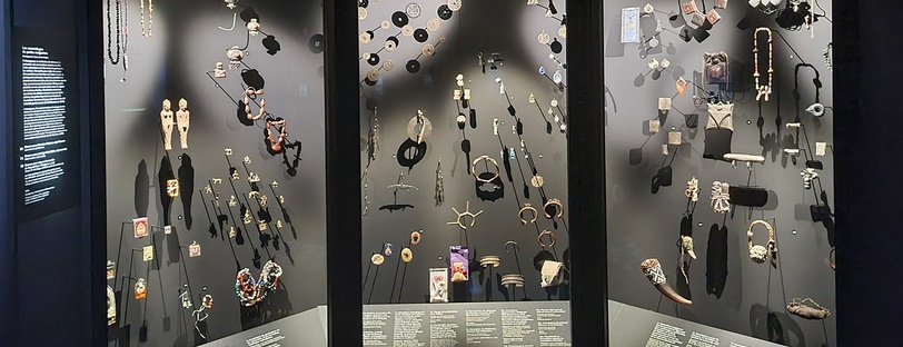 Vitrine amulettes, exposition Magique