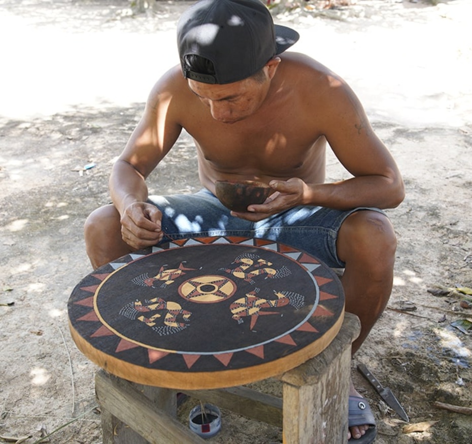 Fabrication du ciel de case, village de Jolokoman, Mukaia Aparai