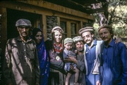 Portrait de groupe avec de gauche à droite un couple Kalash, Viviane Lièvre, un homme portant un enfant, Hervé Nègre et Jean-Yves Loude
