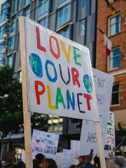 Politique climatique et enjeux sociétaux : un compromis possible ?