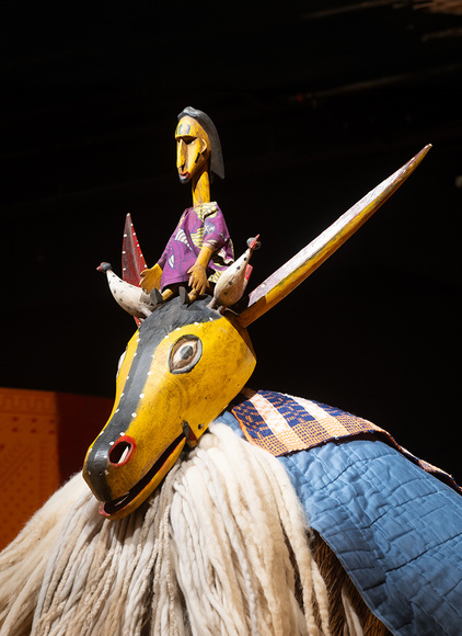 Une marionnette en gros plan de l'exposition Au Mali, quand les animaux dansent