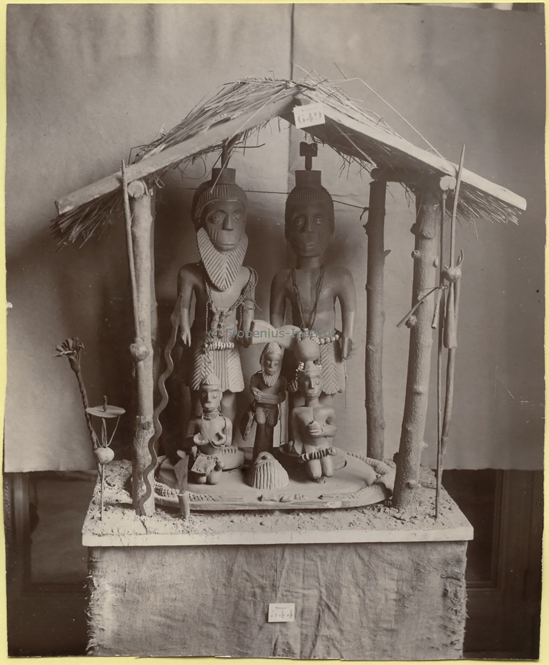 « Petit temple de Shango, culture Yoruba, Musée de la Propagation de la Foi, Lyon ». 