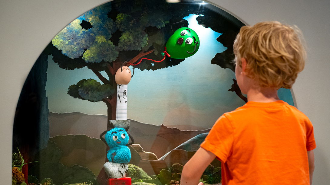 Un enfant au sein de l'exposition Fragile dans le Nuage des petits
